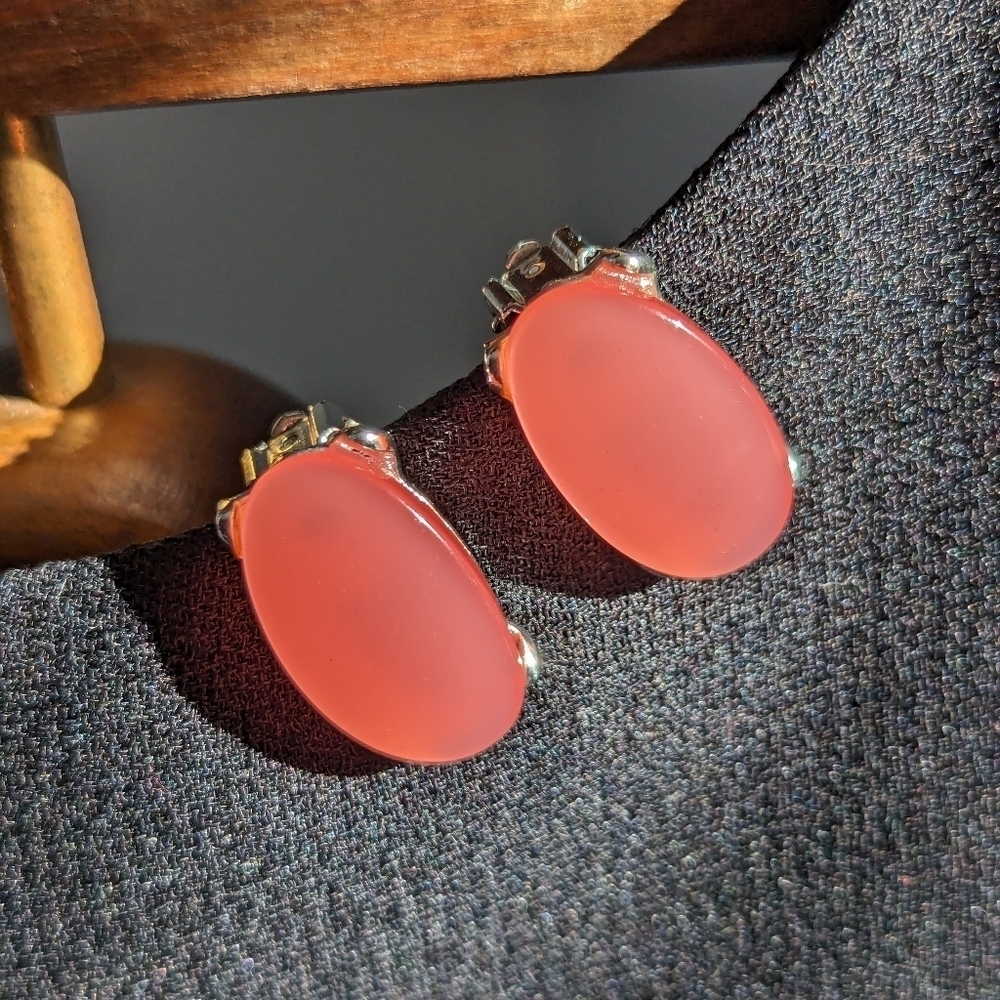 🩷 Moonglow Pink Vintage Oval clip silver tone back clips earrings 1"